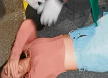 De milagro mujer sobrevivió a una embestida de 'Motoladrones'