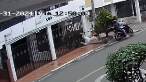 Por un bolso 'motoladrones' casi la matan en Provenza