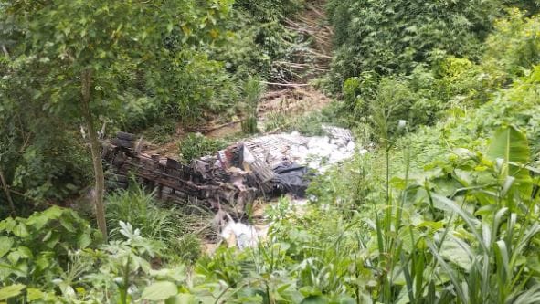 Camión se fue a un abismo en Portachuelo