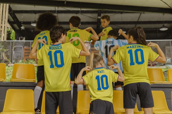 Offcorss celebra la pasión por el fútbol con camisetas personalizadas para niños y adultos