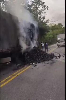 Tractomula en llamas colapsó la Vía Bucaramanga-San Alberto