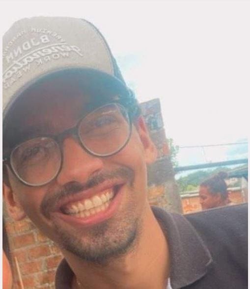 Entre la vida y la muerte se debate joven tras choque en moto