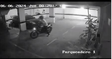 En pleno parqueadero hampón logró apoderarse de una moto