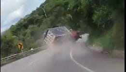 VIDEO. De milagro par de hombres se salvaron en tremendo accidente vía Girón