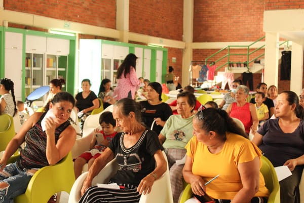 Madres cabeza de familia recibieron apoyo con la “Ropatón”