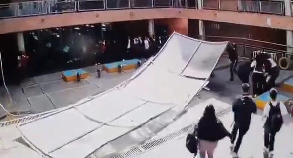 VIDEO. Techo de colegio colapsó por fuertes vientos y dejó dos menores heridos