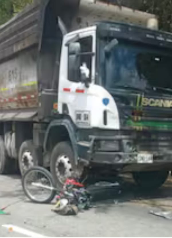 Motorizado quedó aplastado vía Cúcuta