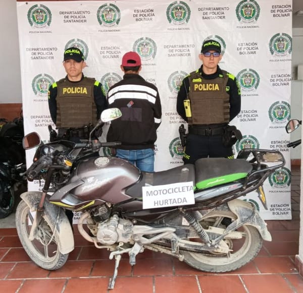 Hombre fue sorprendiendo viajando en moto robada