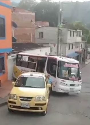 Buseta se cayó en una pendiente de Floridablanca