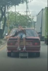 A plena luz del día jovencito viajó colgado de un carro en Girón