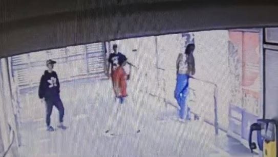 VIDEO. A plena luz del día joven fue asaltada en Estación de Metrolínea