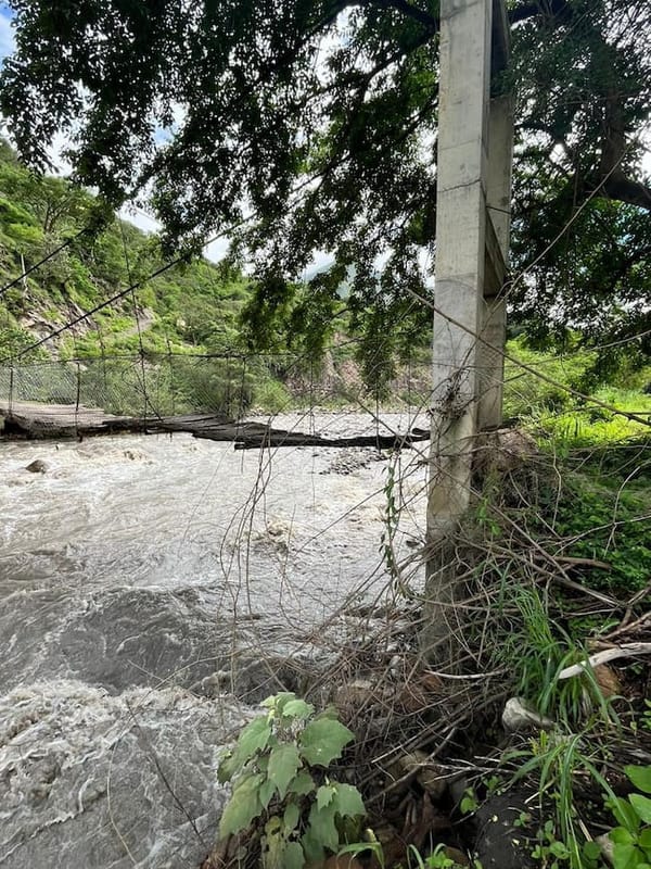Puente colgante en mal estado tiene en riesgo a estudiantes de Macaravita
