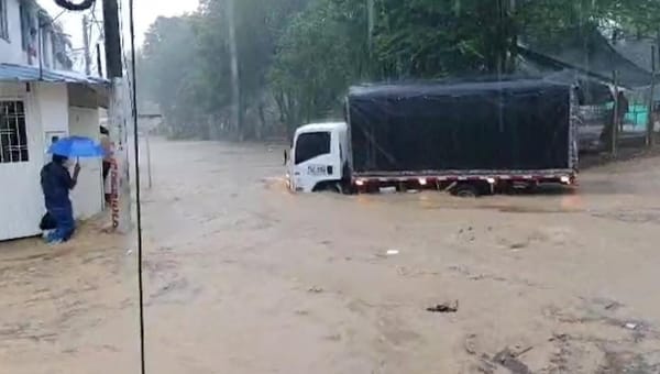 Colapso de alcantarillado y pérdidas comerciales tras intensas lluvias