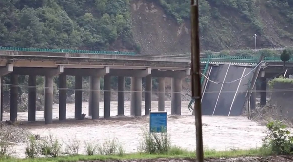 Derrumbe de puente deja 12 muertos y más de 30 desaparecidos