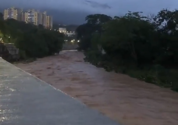 Desbordamiento del Río de Oro y fuertes lluvias afectaron a Girón
