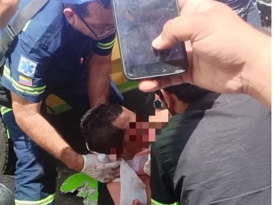Mototaxista casi muere tras chocarse contra un bus en La Cemento