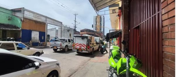 Extranjero se lanzó desde el techo de una residencia
