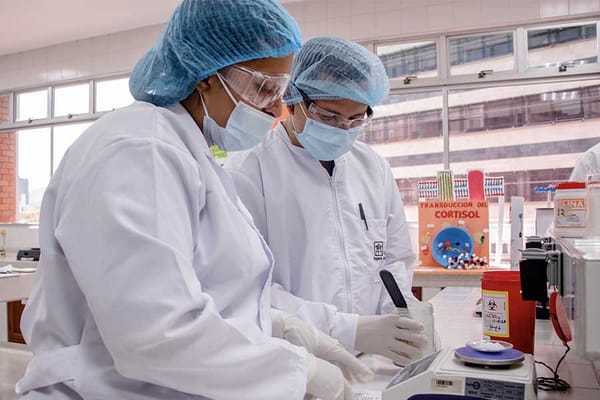 Especialistas del Área recibe mención de honor por contribuciones a industria farmacéutica