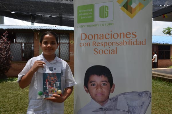 UIS dignifica la educación pública con donación de mobiliario y equipos de cómputo en Rionegro
