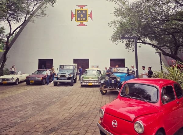 Sábado de Clásicos: UPB anfitriona del desfile de autos en la Feria de las Flores