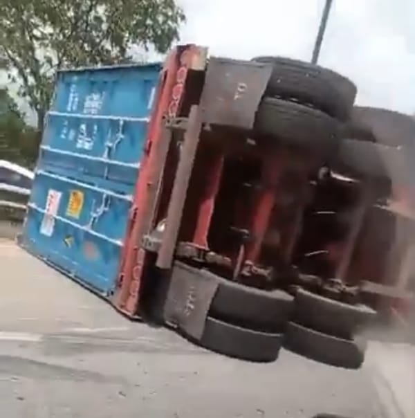 Tractomula se volcó bajando del aeropuerto