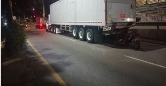 Accidente en Girón casi acaba con la vida de una motorizada