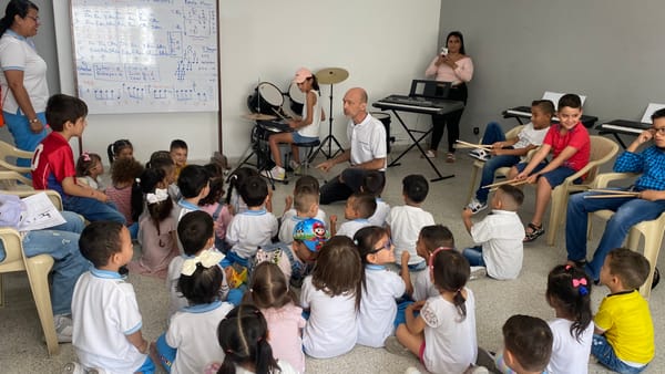 "Los tres cerditos" cobraron vida con la visita de los niños del CDI Semillitas de Paz