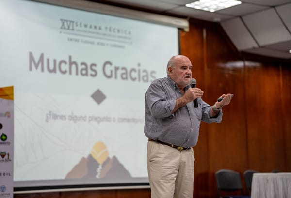 Académico argentino desafía a jóvenes geólogos a cuestionar y revolucionar el conocimiento