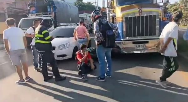 Tractomula casi le aplasta la vida a motorizado en Piedecuesta