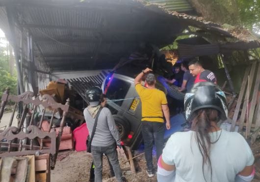 Camioneta sin  frenos casi genera tragedia en San Vicente de Chucurí
