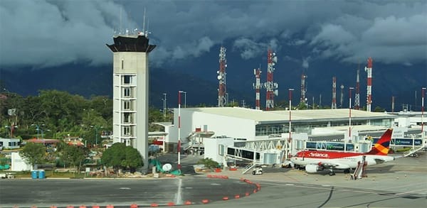 Bloqueos en vía Girón provocan cierre del Aeropuerto Internacional Palonegro