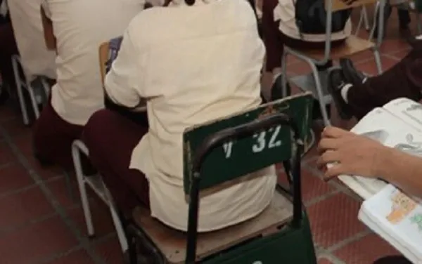 Profesor está siendo investigado por chats indebidos con estudiante
