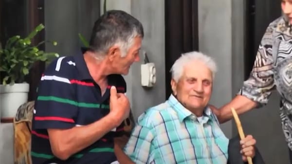Rumano desaparecido hace 30 años apareció milagrosamente en la puerta de su casa