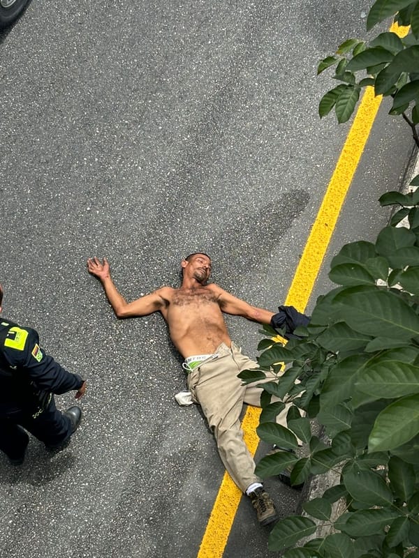 Con heridas graves quedó habitante de calle que se lazó de un puente durante riña