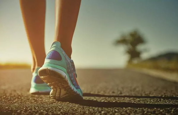 Cómo una caminata de 15 minutos puede combatir los antojos de azúcar, según Harvard