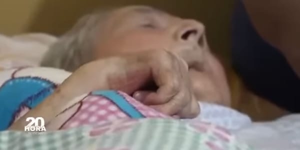 Adulta mayor busca solidaridad en medio de crisis de salud