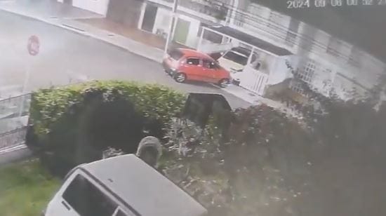 Mujer chocó un taxi y se dio a la fuga en Los Pinos