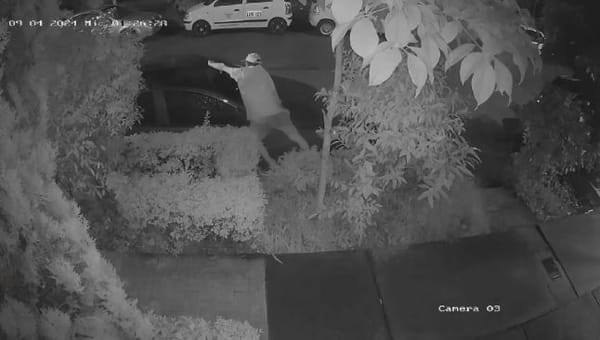 Habitante de calle habría aprovechado la noche para robar antena de un carro en Piedecuesta