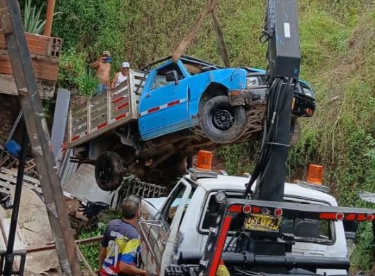 Camioneta cayó 12 metros en un barranco de Piedecuesta