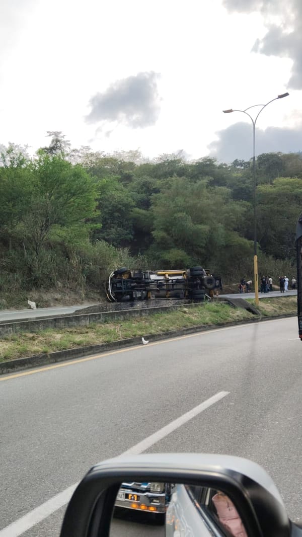 VIDEO. Camión se volcó vía aeropuerto