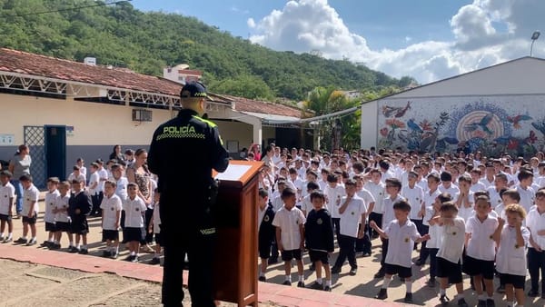 Arte y seguridad: La Policía Nacional transforma entornos escolares con murales