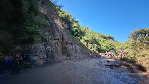 Cierre vial en San Gil - Socorro por deslizamientos de tierra