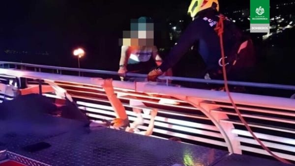 Bomberos rescataron a un hombre que intentó lanzarse del Puente de La Novena