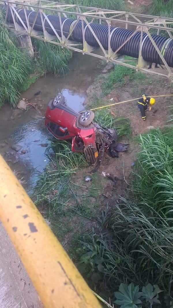 VIDEO. Pareja de borrachos se salieron de la autopista y destrozaron su carro en Floridablanca