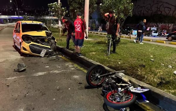 Imprudente chocó un taxi durante caravana de Halloween