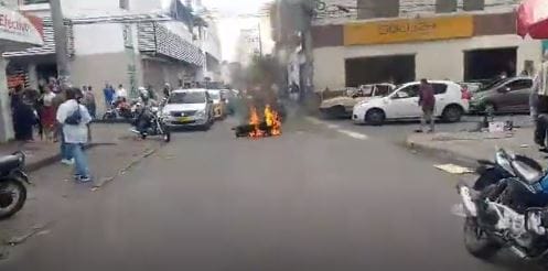 Comunidad le quemó la moto a una 'rata' en Bucaramanga