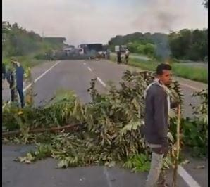 Campesinos bloquean la vía San Alberto - Aguachica en protesta por tierras