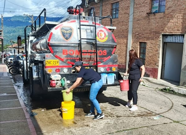 Cuerpos de bomberos de Santander colaboran en abastecimiento de agua a San Vicente de Chucurí