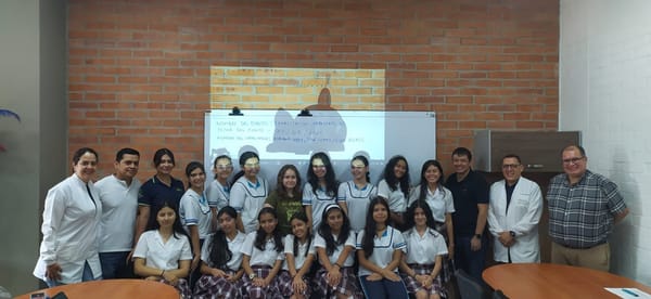 UTS y el Colegio Gabriela Mistral firman acuerdo para capacitar a estudiantes en STEM