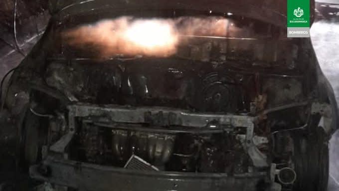 Cortocircuito de un carro generó emergencia en Bucaramanga